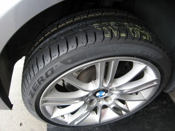 BMW 3シリーズ 320i（E90） + ピレリ P ZERO RUN FLAT（ピー・ゼロ・ランフラット）18インチ タイヤ交換 ...